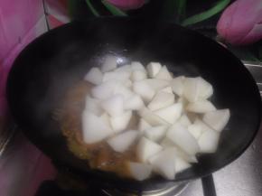 把白萝卜倒入猪皮中加入白糖、盐调味