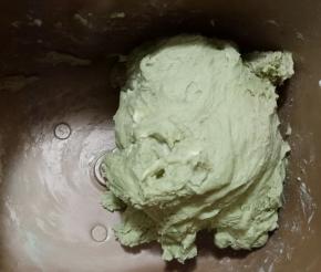 启动揉面程序15分钟后加入黄油，继续揉15分钟。