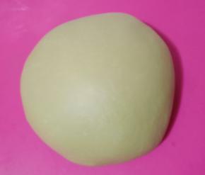 揉好的面团盖保鲜膜松弛十分钟。