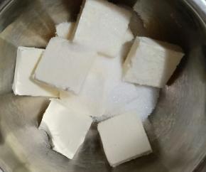 松弛的时间处理馅料：奶油芝士加细砂糖。