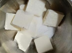 松弛的时间处理馅料：奶油芝士加细砂糖。