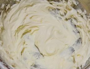 用打蛋器搅打顺滑。