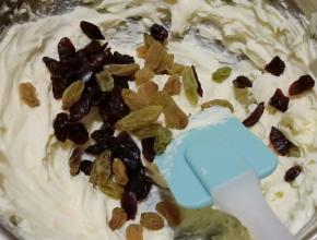 加入蔓越莓和葡萄干拌匀。