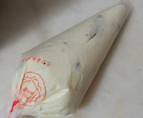 装入裱花袋中备用。