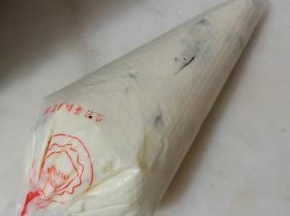 装入裱花袋中备用。