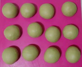 松弛好的面团分成十二份，盖保鲜膜。