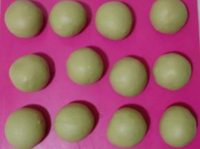 松弛好的面团分成十二份，盖保鲜膜。