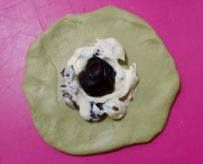 中间挤入奶酪馅，放入一个巧克力流心。