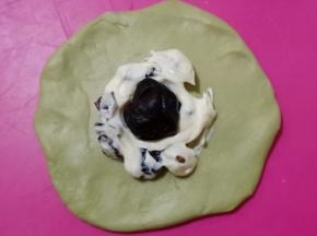 中间挤入奶酪馅，放入一个巧克力流心。