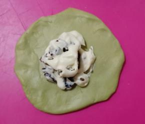 再挤少许奶酪馅将流心盖住。