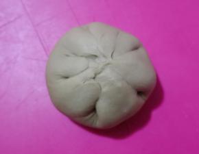 像包包子一样包起来，滚圆，收口捏紧，朝下。