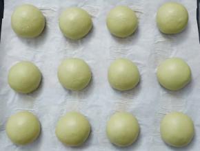 12个全部做好放入烤箱进行发酵，烤箱里放一碗热水保湿。