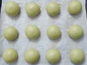 12个全部做好放入烤箱进行发酵，烤箱里放一碗热水保湿。