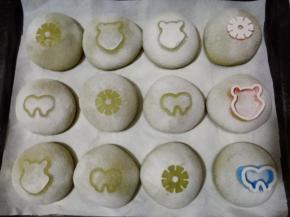 把模具放在面包表面，撒一层高粉，好看的图案就出现了。