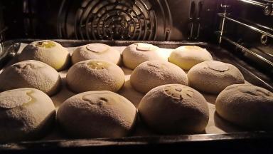 入预热好的烤箱上火160，下火150，烤20分钟即可。