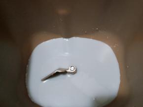 面包机先放入豆浆，对角放盐和糖。