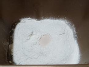 再加入高筋面粉，中间挖个洞放入酵母。