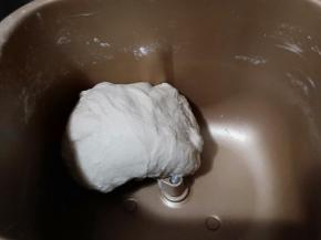 启动面包机揉面程序20分钟。