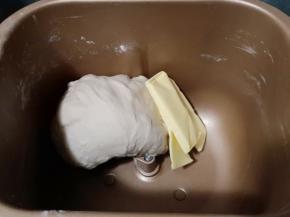 加入黄油继续揉20分钟。