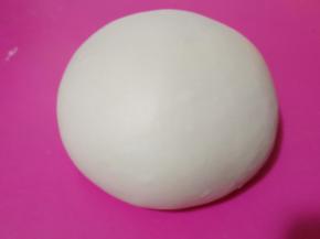 揉好的面团盖保鲜膜，松弛十分钟。