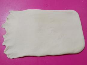 如图擀成长方形，边缘按薄。