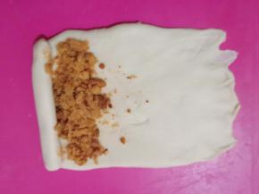 中间放入适量肉松。