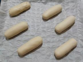 6个面团依次做好，放入烤盘。