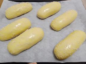 发酵至两倍大，表面刷蛋黄液，撒上适量白芝麻。