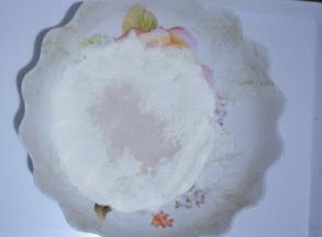 酵母放入面粉中搅拌均匀，如果室温低就把酵母放入水中融化一下