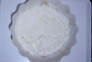 把水倒入面粉中