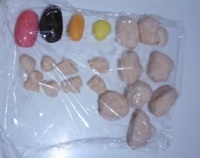 把面团分别分出15克小面团加入适量红色食用色粉揉成红色面团。分出15克小面团加入奥利奥饼干碎末揉成棕黑色面团。分出8克小面团加入橙色食用色粉揉成橙色面团。分出4克小面团加入黄色食用色粉揉成黄色面团。剩余的加入少量红色食用色粉揉成粉色面团。把粉色面团分出8个6克的小面团。剩余的分成8等份，如图。