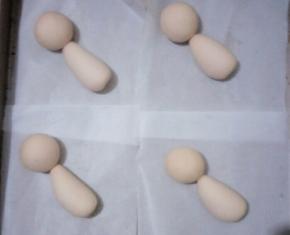 首先把粉色大些的面团揉出4个圆面团(小猪的头部位)，4个水滴状面团(小猪的身体部位)。如图分别拼接在一起。