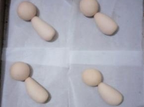 首先把粉色大些的面团揉出4个圆面团(小猪的头部位)，4个水滴状面团(小猪的身体部位)。如图分别拼接在一起。