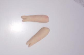 把粉色的小面团搓长，一头细一些。细的一头切出猪蹄状，如图