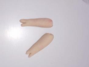 把粉色的小面团搓长，一头细一些。细的一头切出猪蹄状，如图