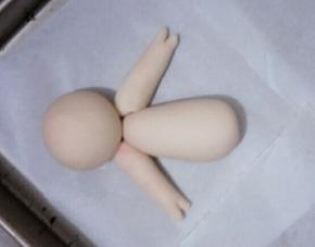 粘少量清水贴在小猪的肩膀处如图