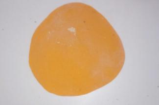 橙色面团擀成厚度为1mm的薄片