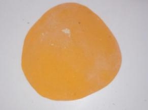 橙色面团擀成厚度为1mm的薄片