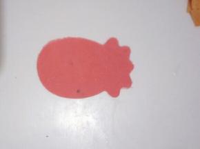 剩余的红色面团也擀成厚度为1mm的薄饼，用模具刻出形状。没有模具的也可以切成长方形。两个孩子制作，拍到就是成品啦