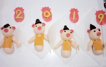 依次做好数字后贴在旗子上，橙色小衣服粘少量清水贴在小猪身体部位。