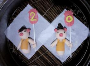 放入蒸屉，冷水下锅开小火5分钟后关火，发酵20分钟(时间仅作参考，具体发酵至面团略略变大，手感轻盈即可)。开大火，水开后再蒸20分钟，关火闷3分钟。即可。