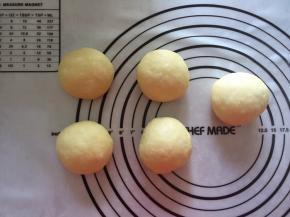 拿出排气，分成均等的五份，盖上保鲜膜松弛15分钟