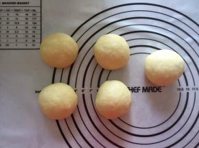 拿出排气，分成均等的五份，盖上保鲜膜松弛15分钟