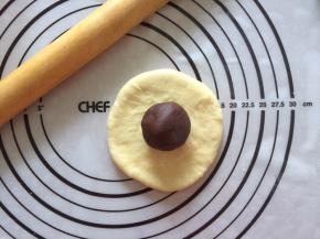 松弛好的面团压扁，包入豆沙