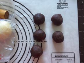 松弛的时间，将豆沙揉圆30克一个