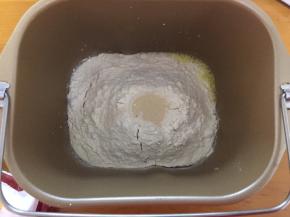 将黄油以上全部材料放入面包机中，和面20分钟