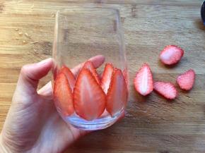 将草莓切片，贴入杯壁上