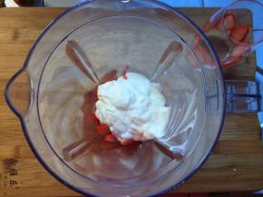 将草莓和酸奶，白砂糖一起放入料理机中