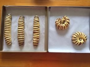 二次发酵完成后，刷上全蛋液，放入预热好的烤箱180度，中层，上下火20分钟
