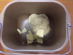 揉到扩展阶段，加入软化好的黄油继续揉面30分钟